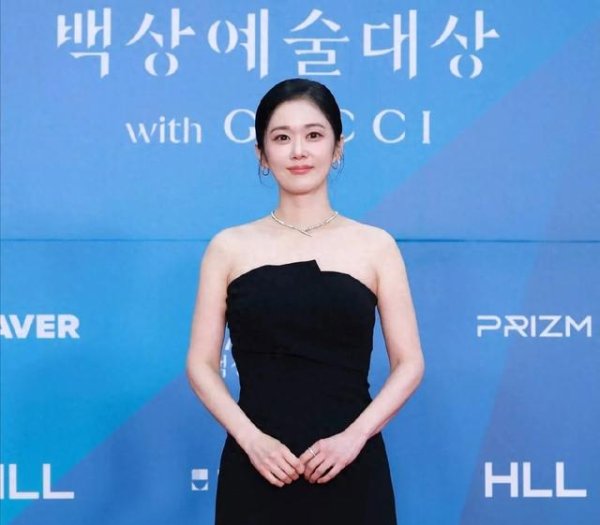 好牛配资 金泰梨夺百想视后, IU、张娜拉陪跑引争议